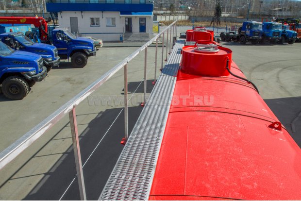 Площадка обслуживания заливных горловин