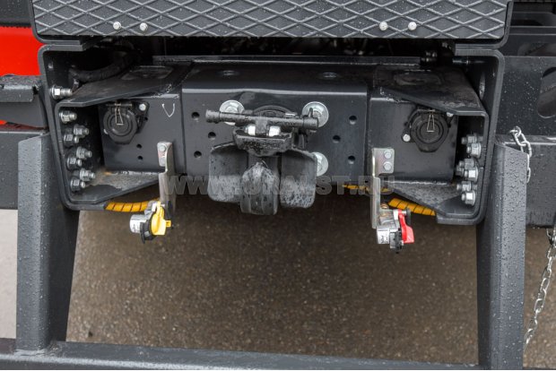 Заднее тягово-сцепное устройство, электрические и пневматические выводы для подключения прицепа