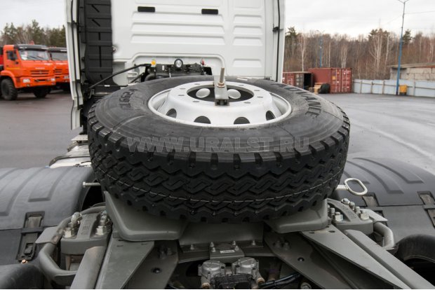 Запасное колесо, седельно - сцепное устройство