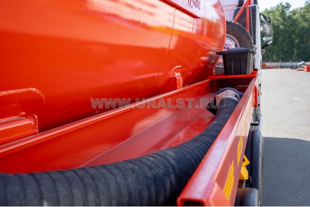 Пенал с напорно-всасывающим рукавом