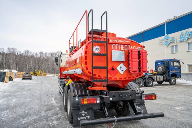 Лестница для подъема на площадку обслуживания цистерны