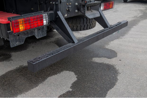 Заднее защитное устройство