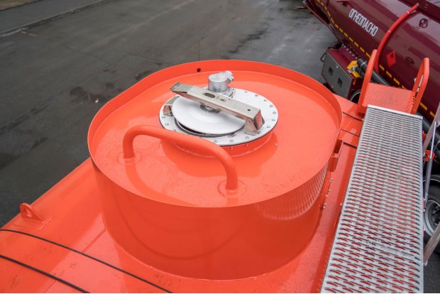 Заливная горловина цистерны