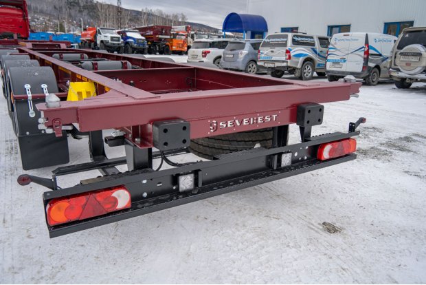 Заднее защитное устройство