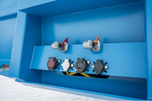 Разъемы для соединения электросистемы и пневмосистемы полуприцепа и тягача