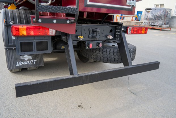 Заднее защитное устройство