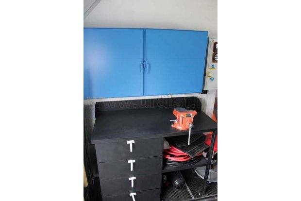 Верстак с выдвижными ящиками и тисками слесарными