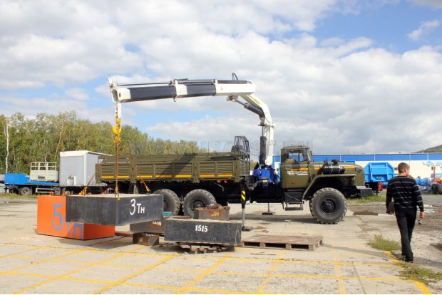 Грузовой бортовой автомобиль Урал 4320-60 с краном-манипулятором ИМ-240