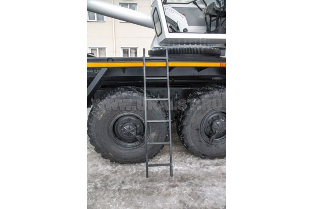 Лестница для подъема на площадку крановой установки