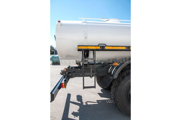 Лестница для подъема на площадку обслуживания горловины