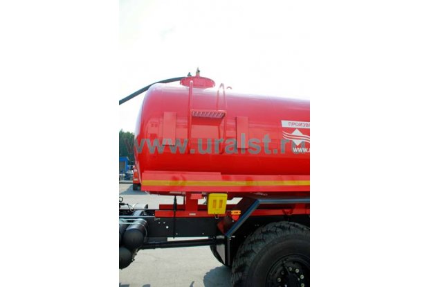 Лестница для обслуживания заливной горловины цистерны