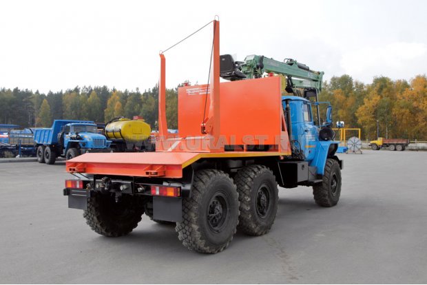 Лесовозный тягач с гидроманипулятором