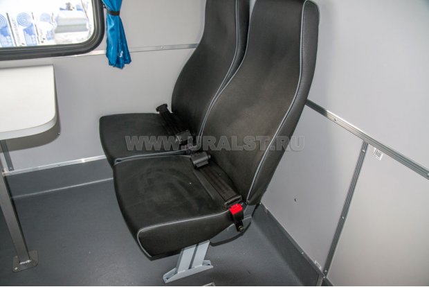 Пассажирские сиденья с ремнями безопасности