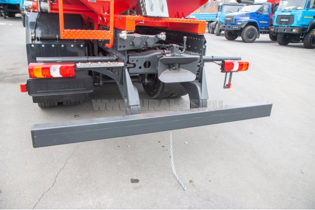 Заднее защитное устройство