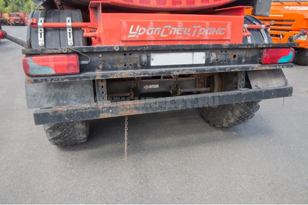 Заднее защитное устройство