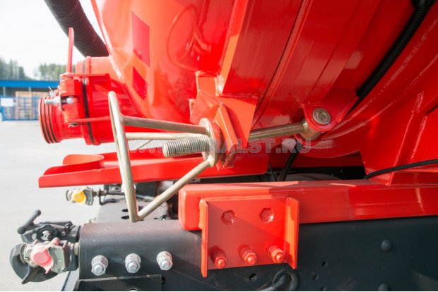 Запорные механизмы днища