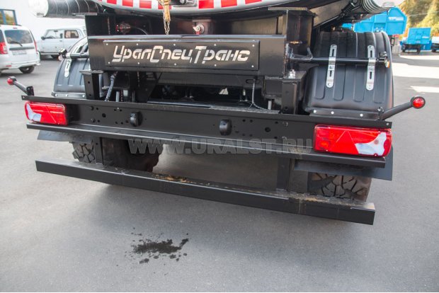 Заднее защитное устройство