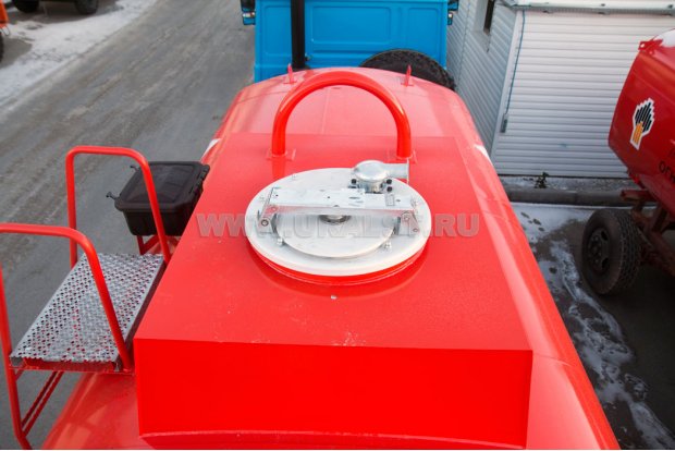 Заливная горловина цистерны