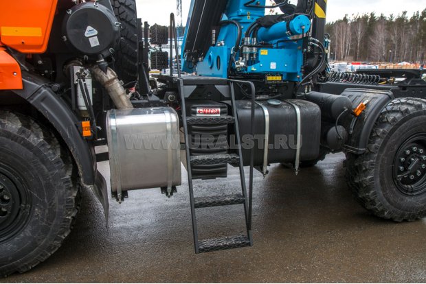 Лестница к колонне КМУ