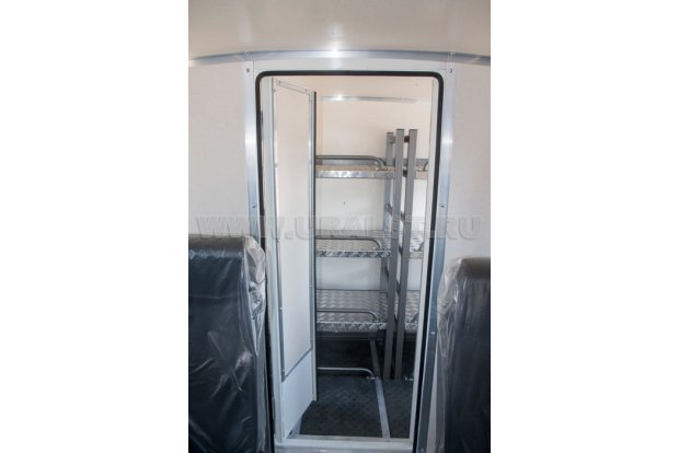 Вход в грузовой отсек из пассажирского отсека