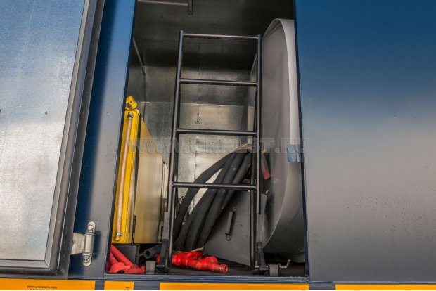 Лестница откидная в транспортном положении