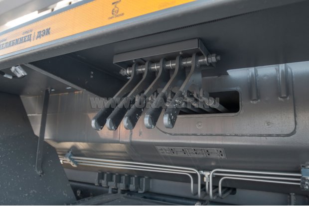 Дублирование рычагов управления опорами с правой стороны автокрана