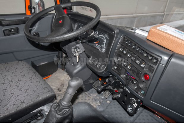 Приборная панель в кабине водителя