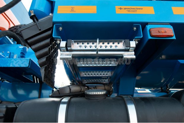 Выдвижная лестница в транспортном положении