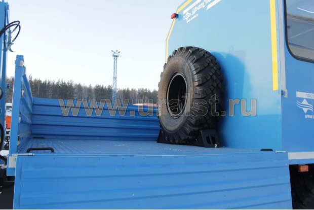 Бортовая площадка грузопассажирского автомобиля