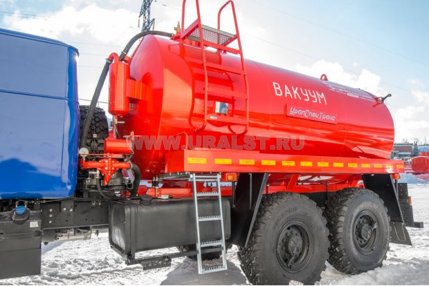 Лестница на площадку обслуживания люка цистерны