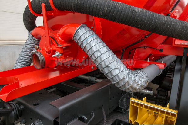 Обогревом лючка выхлопными газами