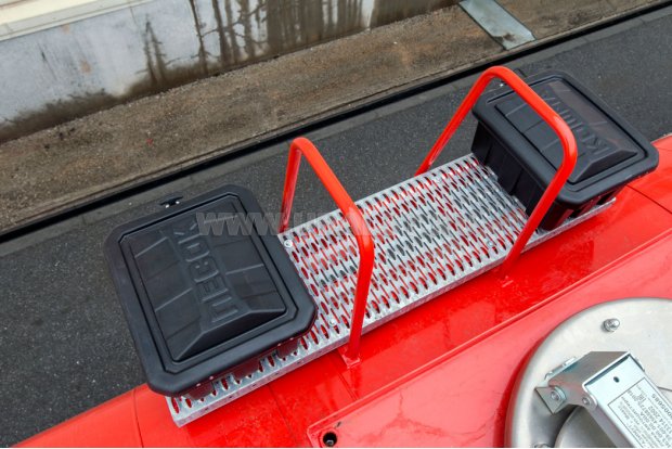 Площадка обслуживания цистерны и ящики для песка и кошмы