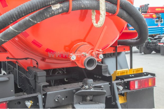 Заборный/сливной узел емкости