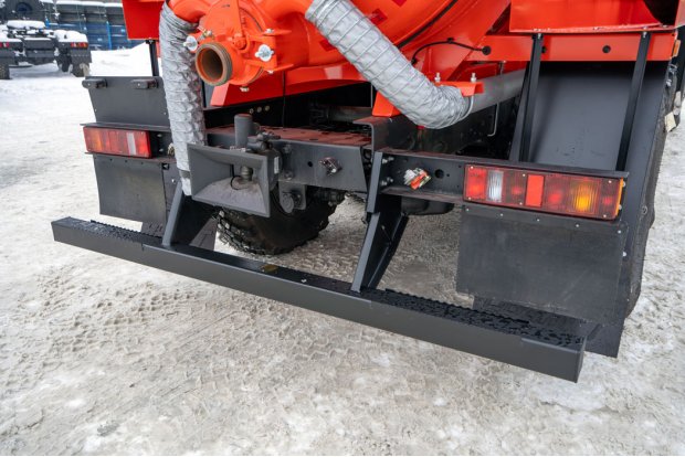 Заднее защитное устройство