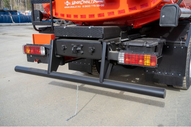 Заднее защитное устройство