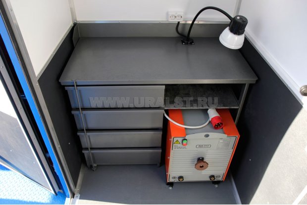 Верстак с выдвижными ящиками