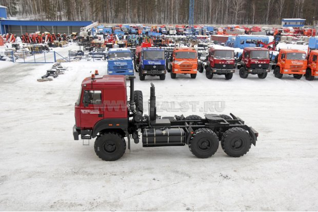 Тягач Урал 44202-3511-82МА11 ЛВЖ