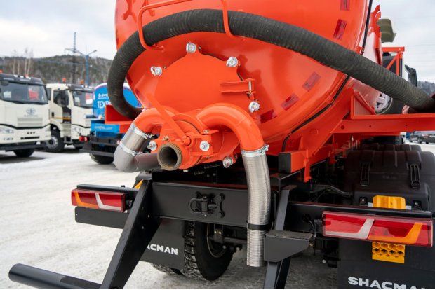 Заборный/сливной узел емкости