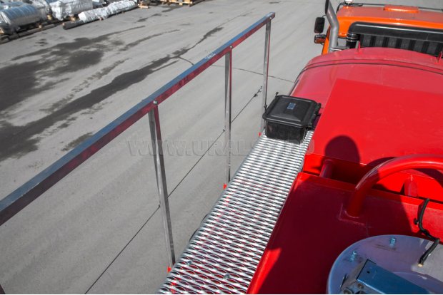 Площадка обслуживания со складным поручнем