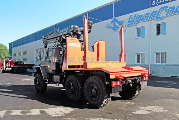 Лесовозный тягач Урал-М с ГМ СФ-85С