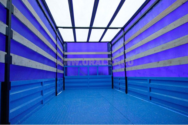 Бортовая платформа с тентом