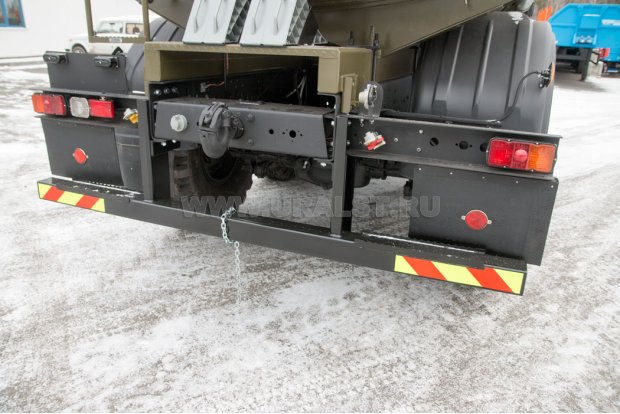 Заднее защитное устройство