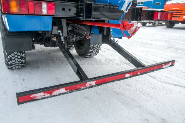 Заднее защитное устройство