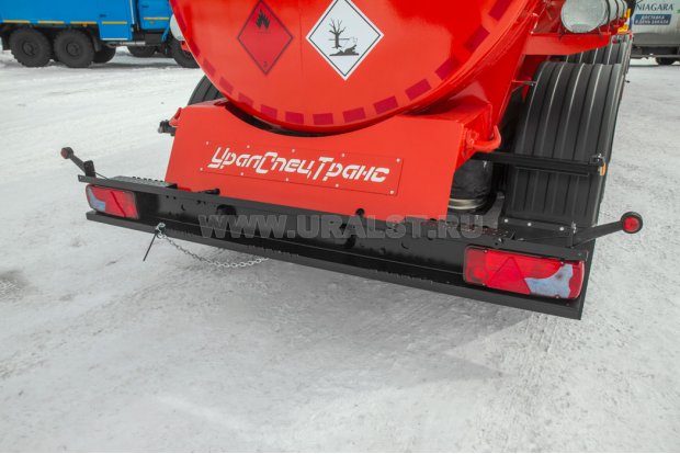 Заднее защитное устройство