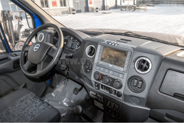 Приборная панель в кабине водителя