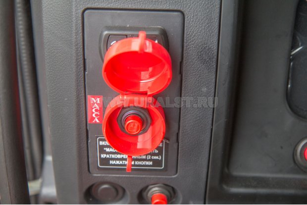 Кнопка отключения массы в кабине водителя