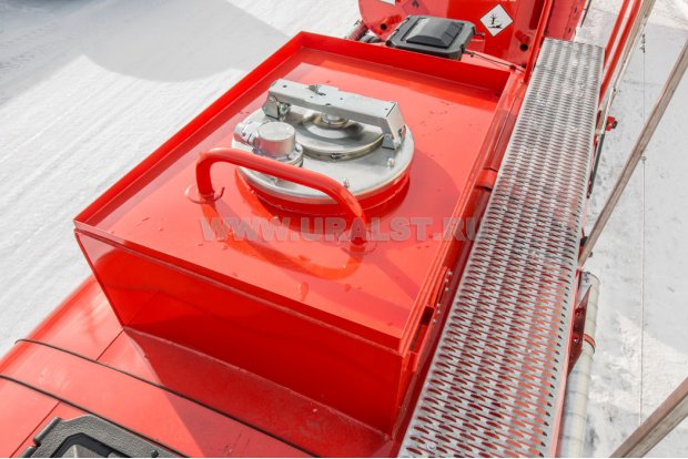 Заливная горловина цистерны