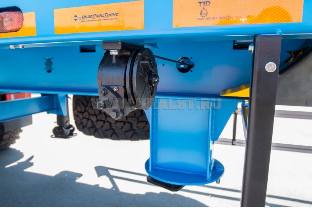 ДЗК с лебедкой для размещения запасного колеса тягача