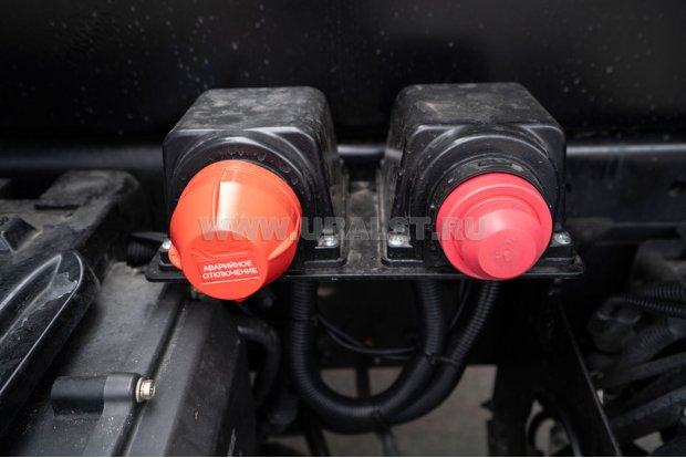 Кнопки выключения аккумуляторов