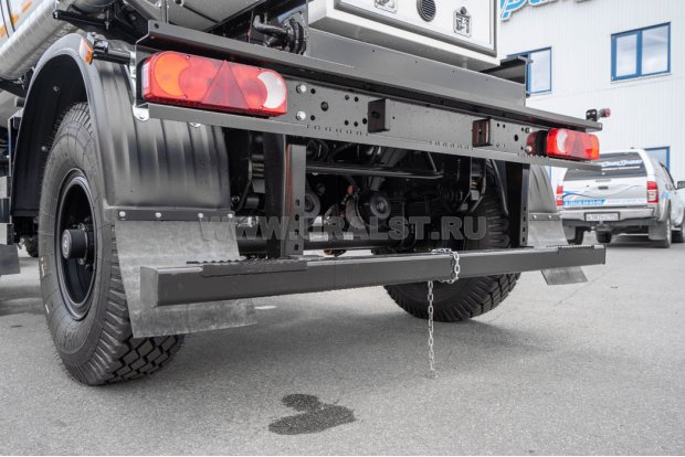 Заднее защитное устройство